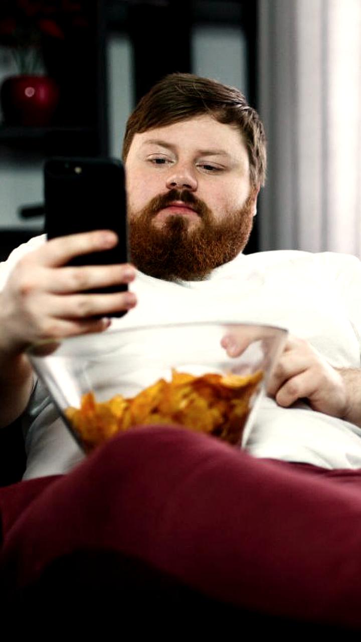 Ученые предупреждают о вреде сидячего образа жизни и цифрового ожирения