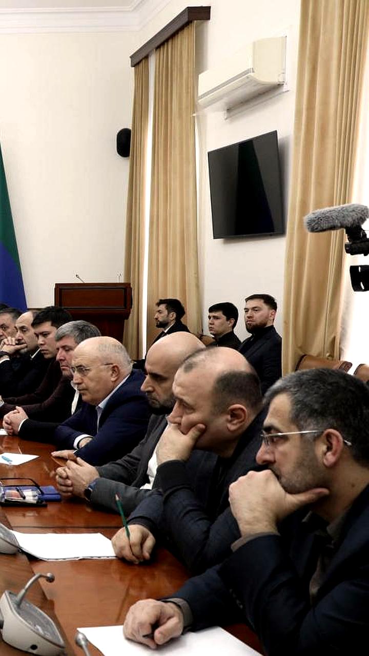 Совещание Абдулмуслима Абдулмуслимова о готовности к ухудшению погодных условий