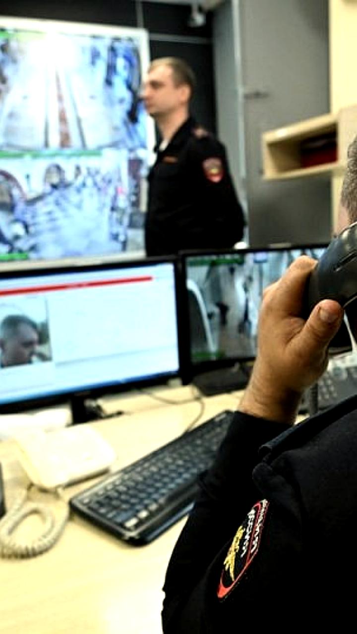 Несанкционированные действия: мужчина разбил окно и подросток повредил домофоны