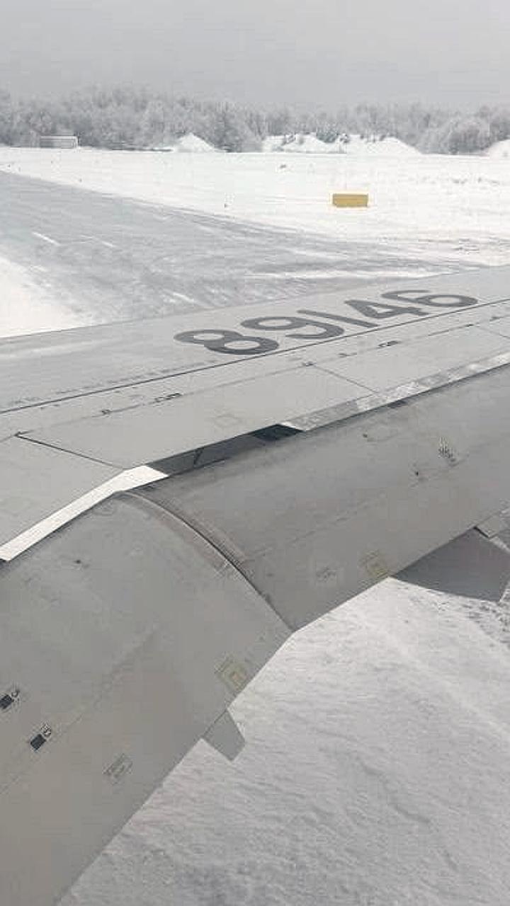 Самолет Sukhoi SuperJet 100 выкатился за пределы ВПП в Архангельске