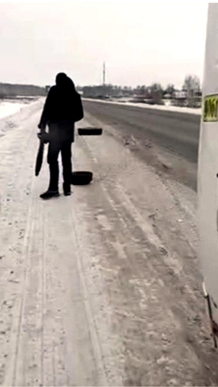 В Омске выявлены проблемы с общественным транспортом: отвалившиеся колёса и замена стекол на плёнку