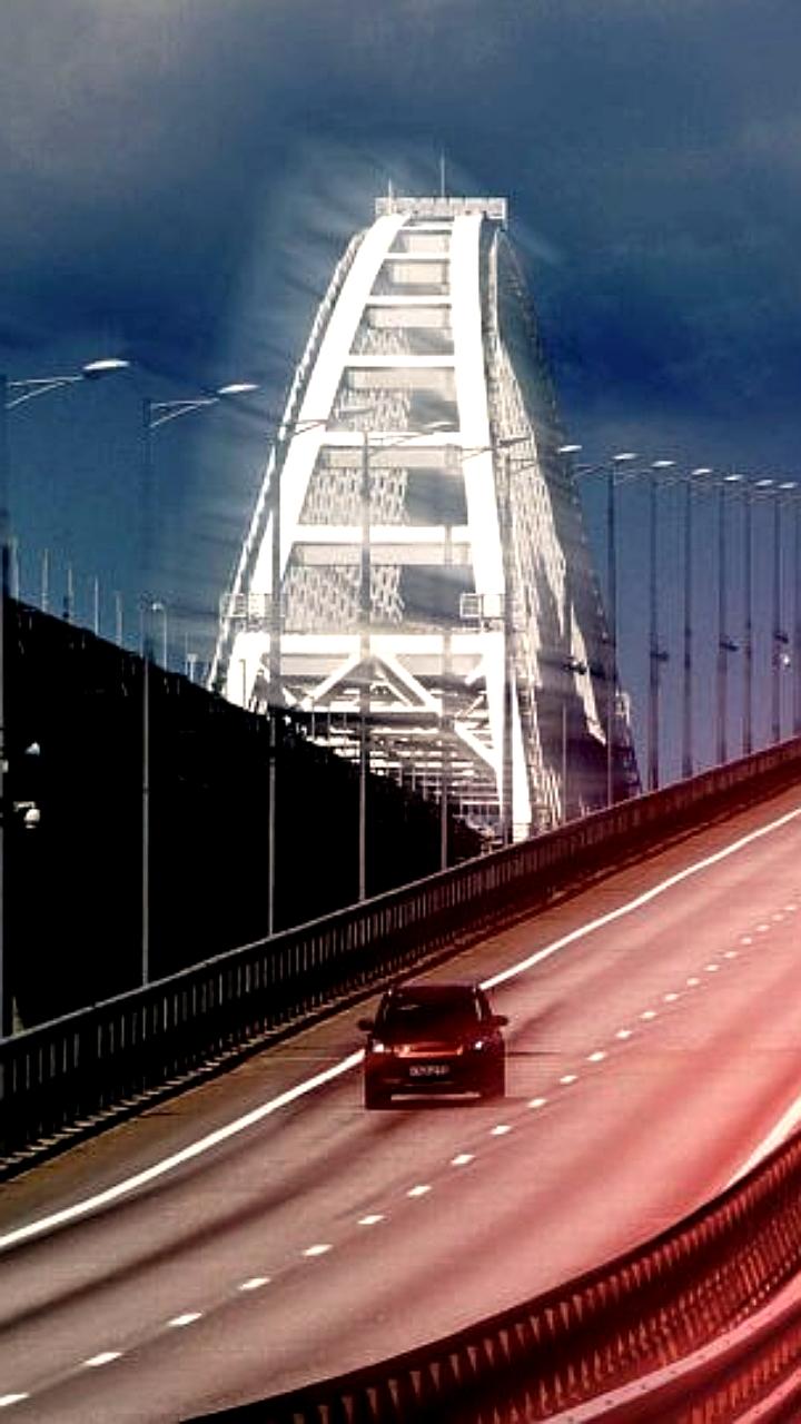 Крымский мост временно закрыт для автотранспорта в целях безопасности