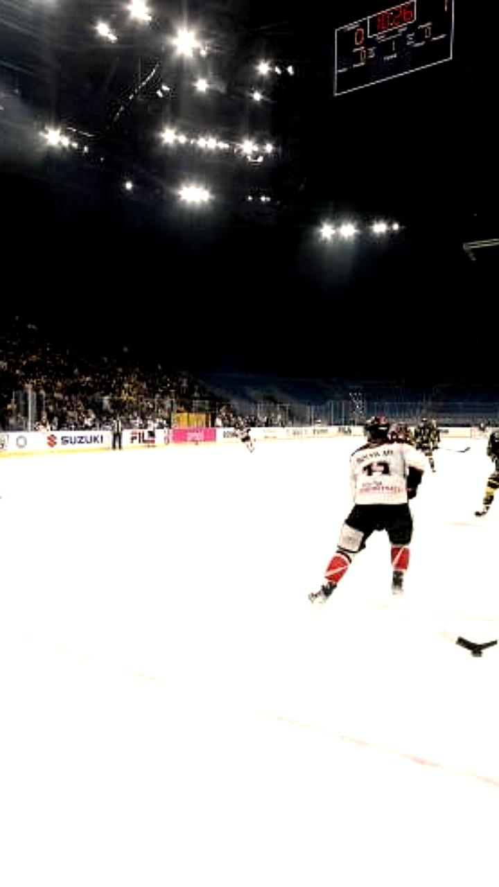 Тестовый матч на олимпийской арене в Милане прерван из-за повреждения льда