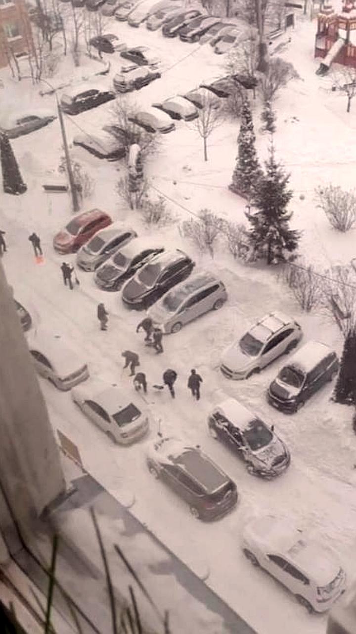 МЧС России рекомендует, как правильно откапывать автомобиль из-под снега