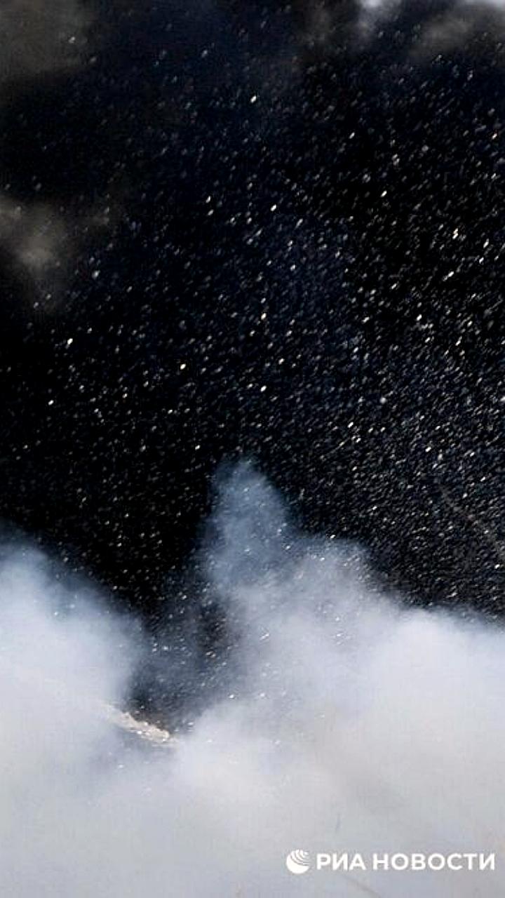 Пожар в магазине Доброцен в Ялте: 50 человек борются с огнем