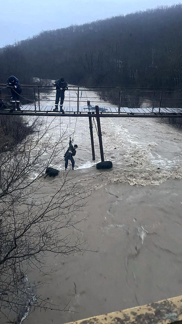 Водитель в станице Убинской успешно выбрался из тонущего автомобиля