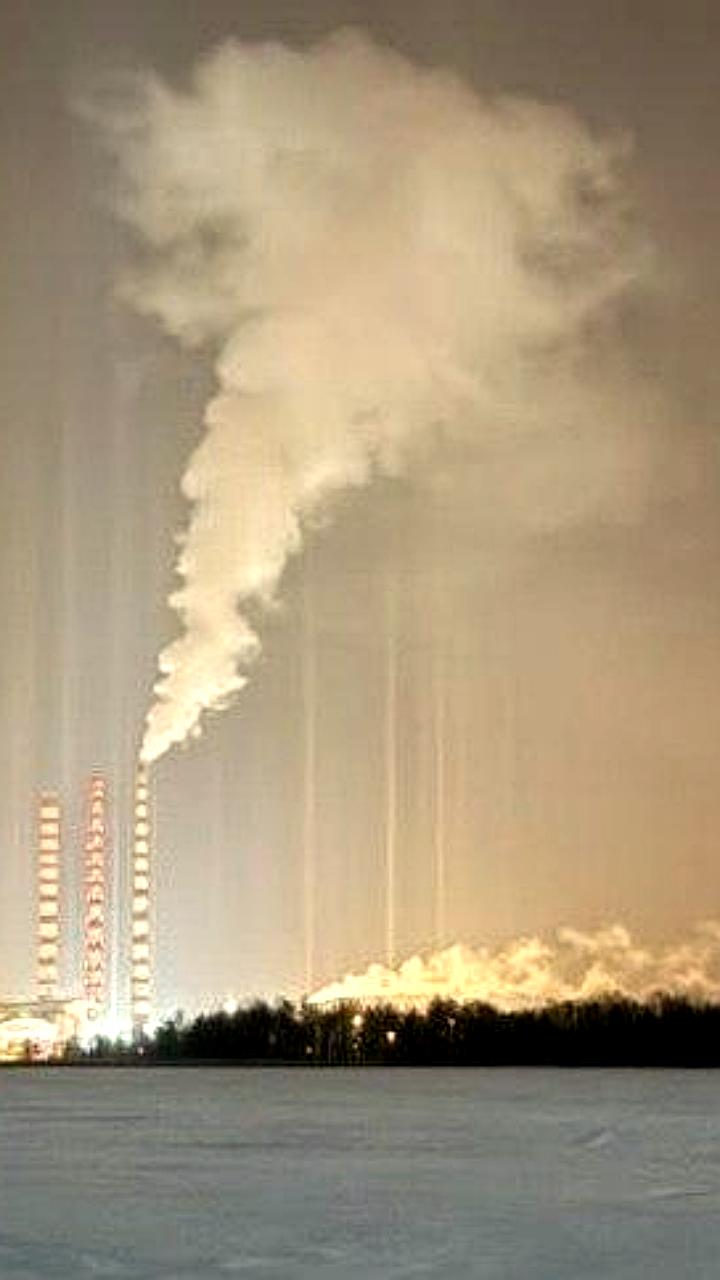 Необычные световые столбы озарили небо над Южным Уралом и Себежем