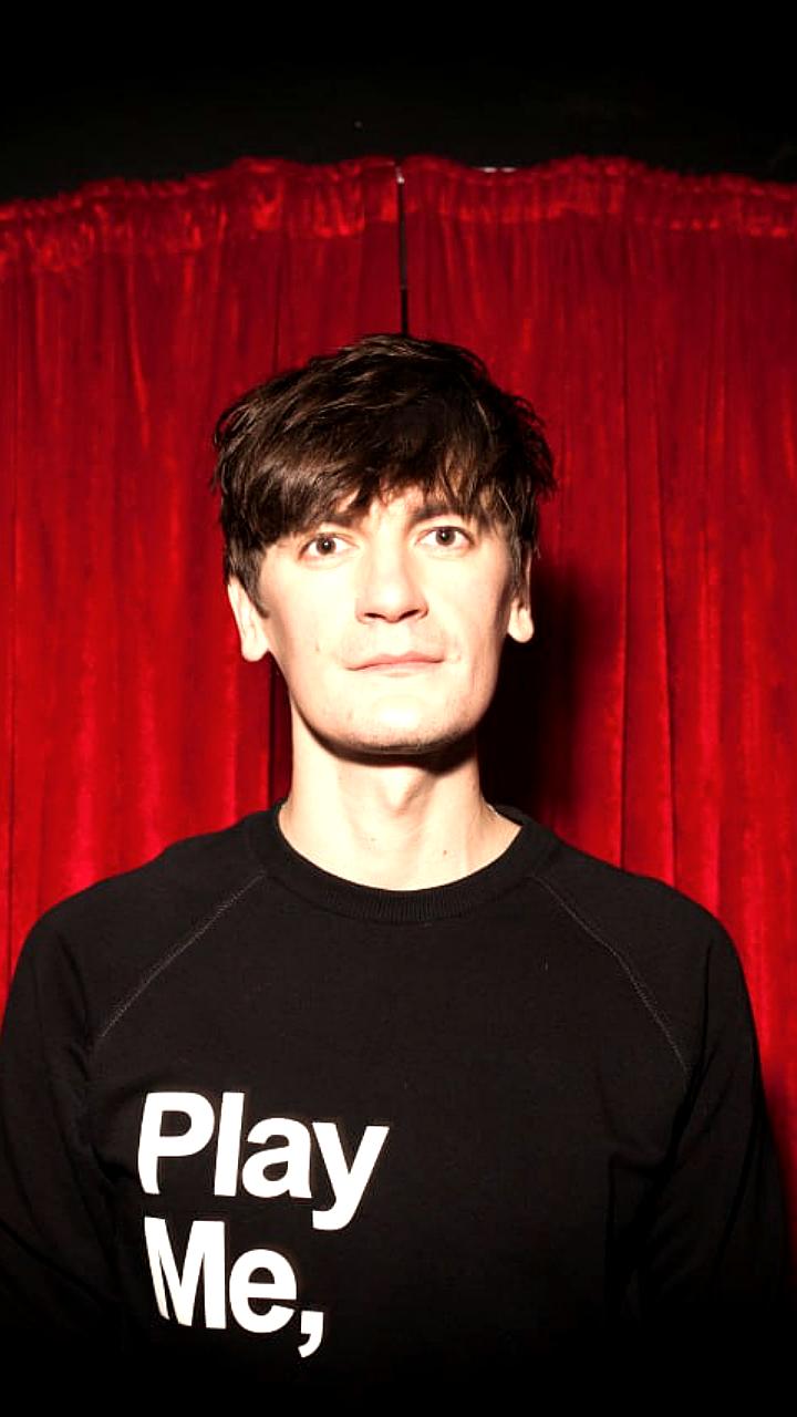 Комик Александр Гудков оштрафован на 11 тысяч рублей за пародию на песню Shaman