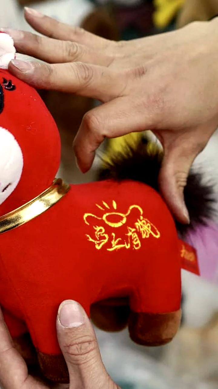 В Китае популярность набрала игрушка 'Плачущая лошадь' из-за производственного брака