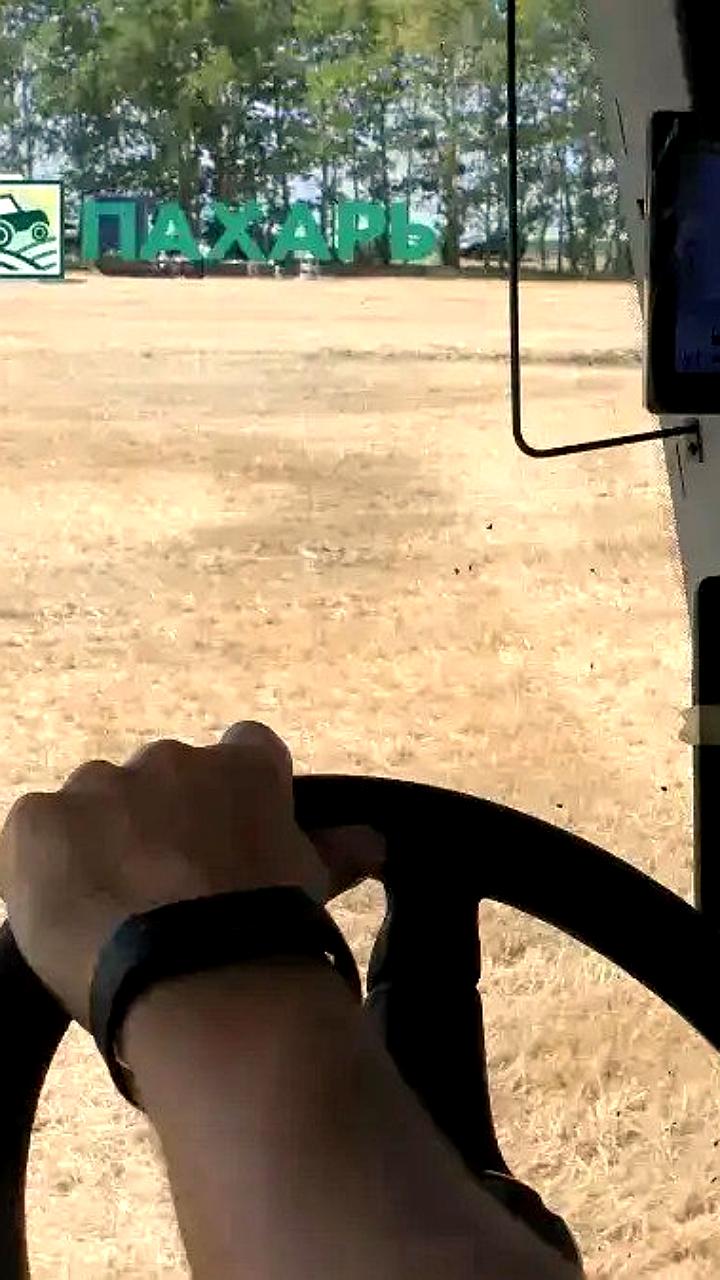 Юлия Оглоблина предложила снизить возраст для получения прав на сельхозтехнику в России