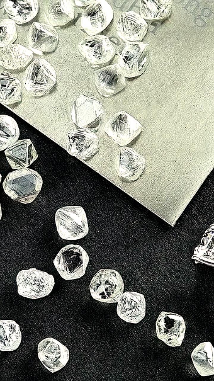 Продажи украшений с искусственными бриллиантами в России увеличились в 2,6 раза в 2025 году