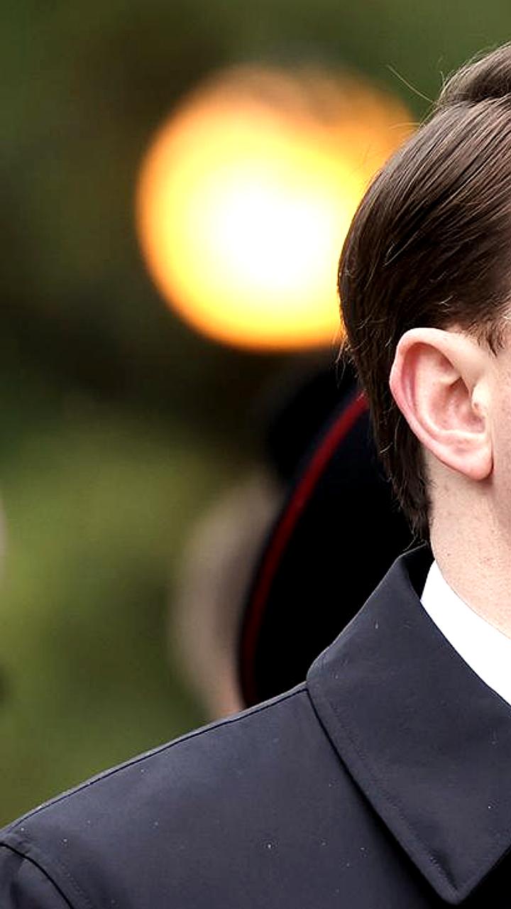 Обнаружены крупные суммы наличных и коллекция элитного вина у экс-мэра Сочи