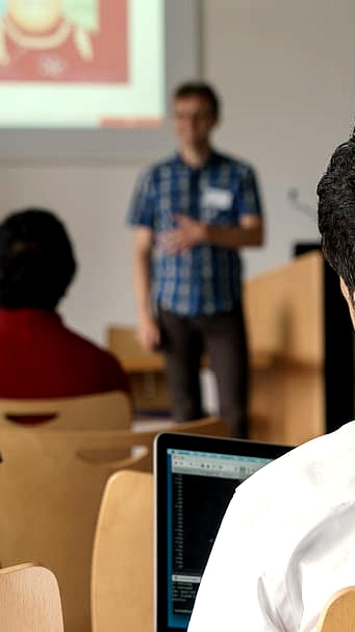 Поддержка педагогов в Херсонской области и Северной Осетии: 240 млн рублей и новые выплаты для студентов