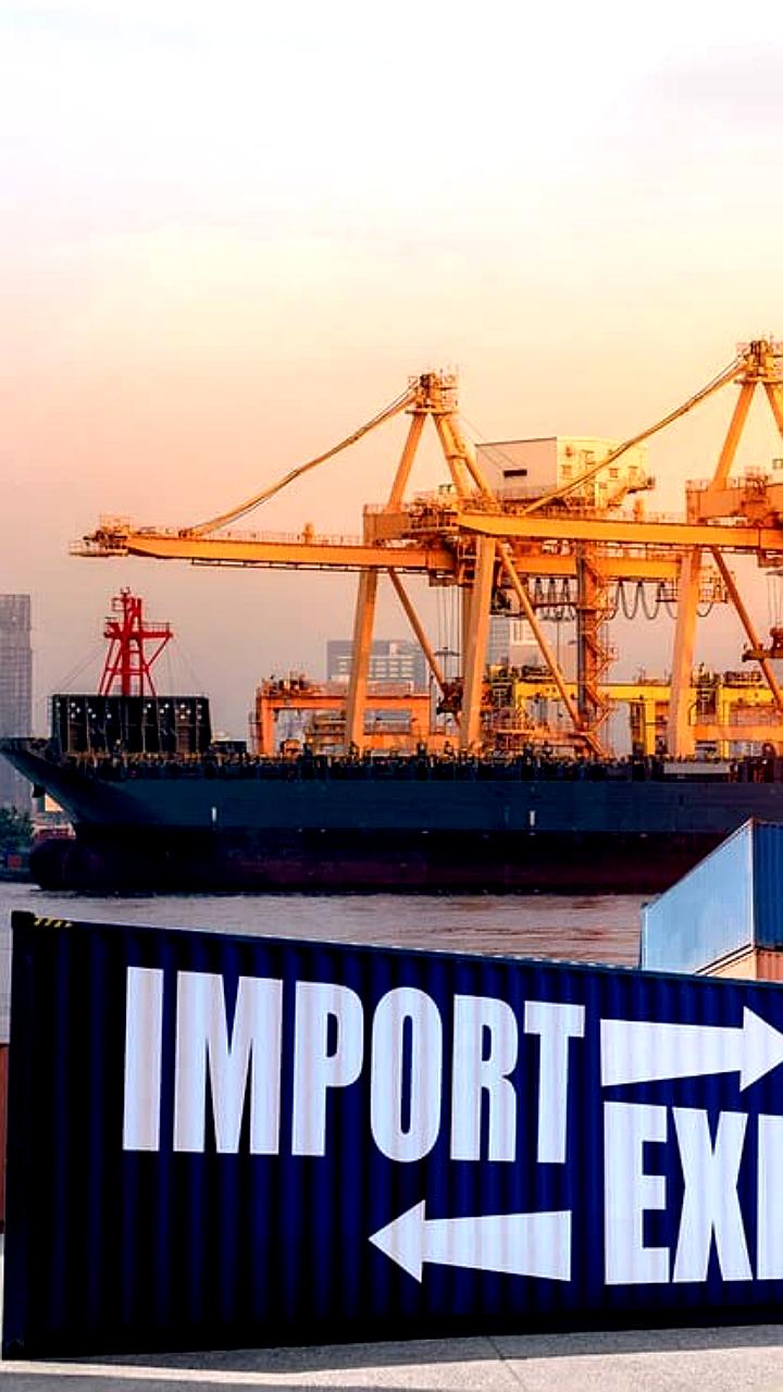 Снижение внешнеторгового сальдо России в 2025 году