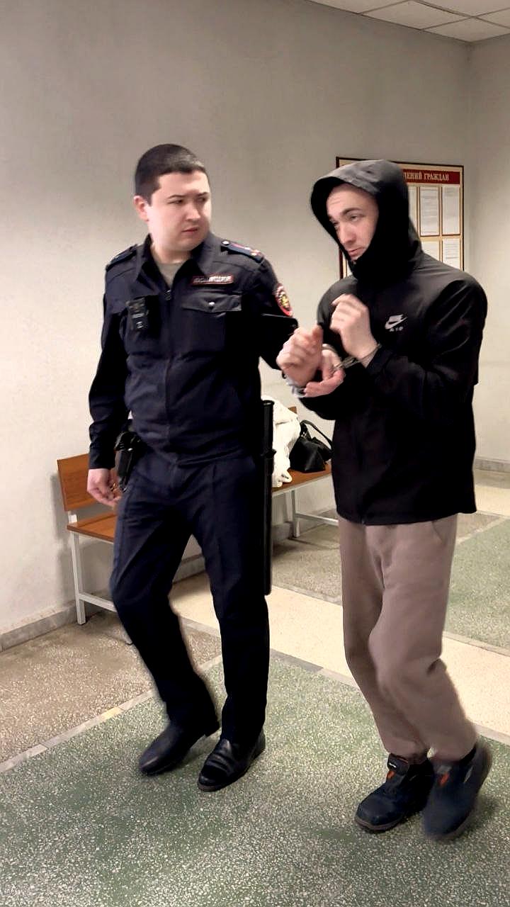 Суд в Екатеринбурге арестовал Эдуарда Шафикова по делу о групповом изнасиловании несовершеннолетней