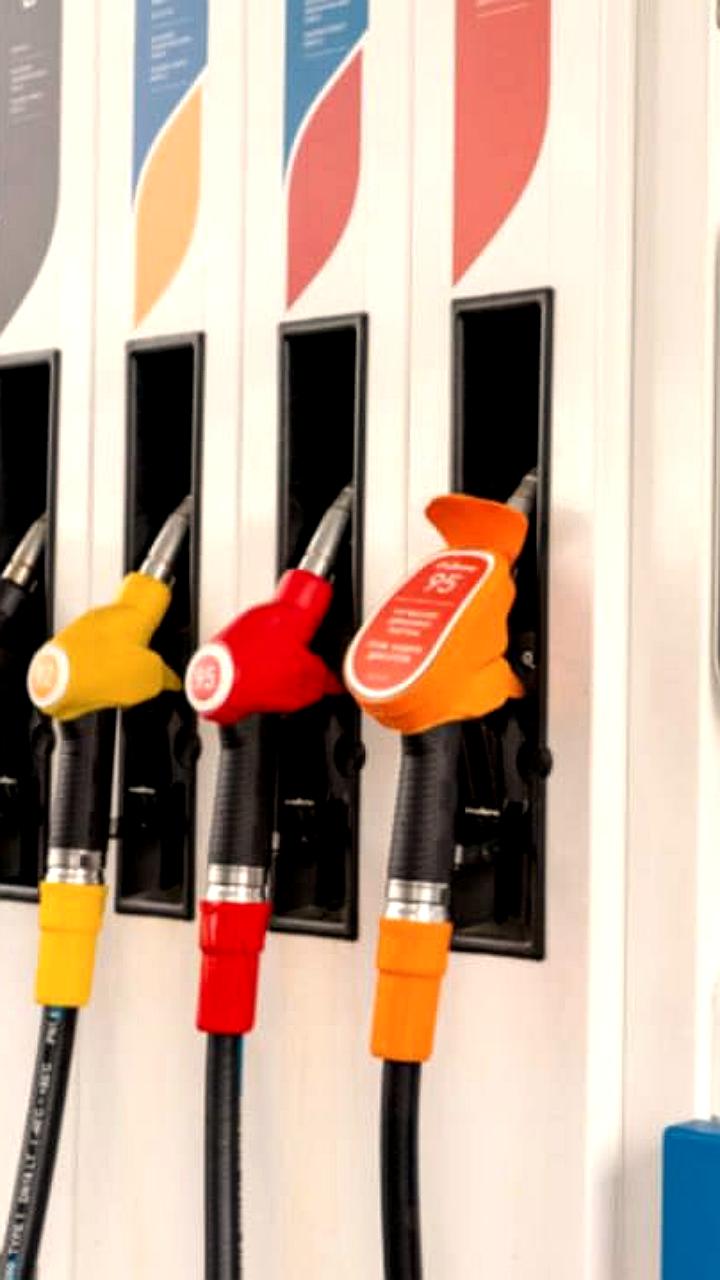 Сенатор призывает ФАС проверить цены на воду и товары на АЗС