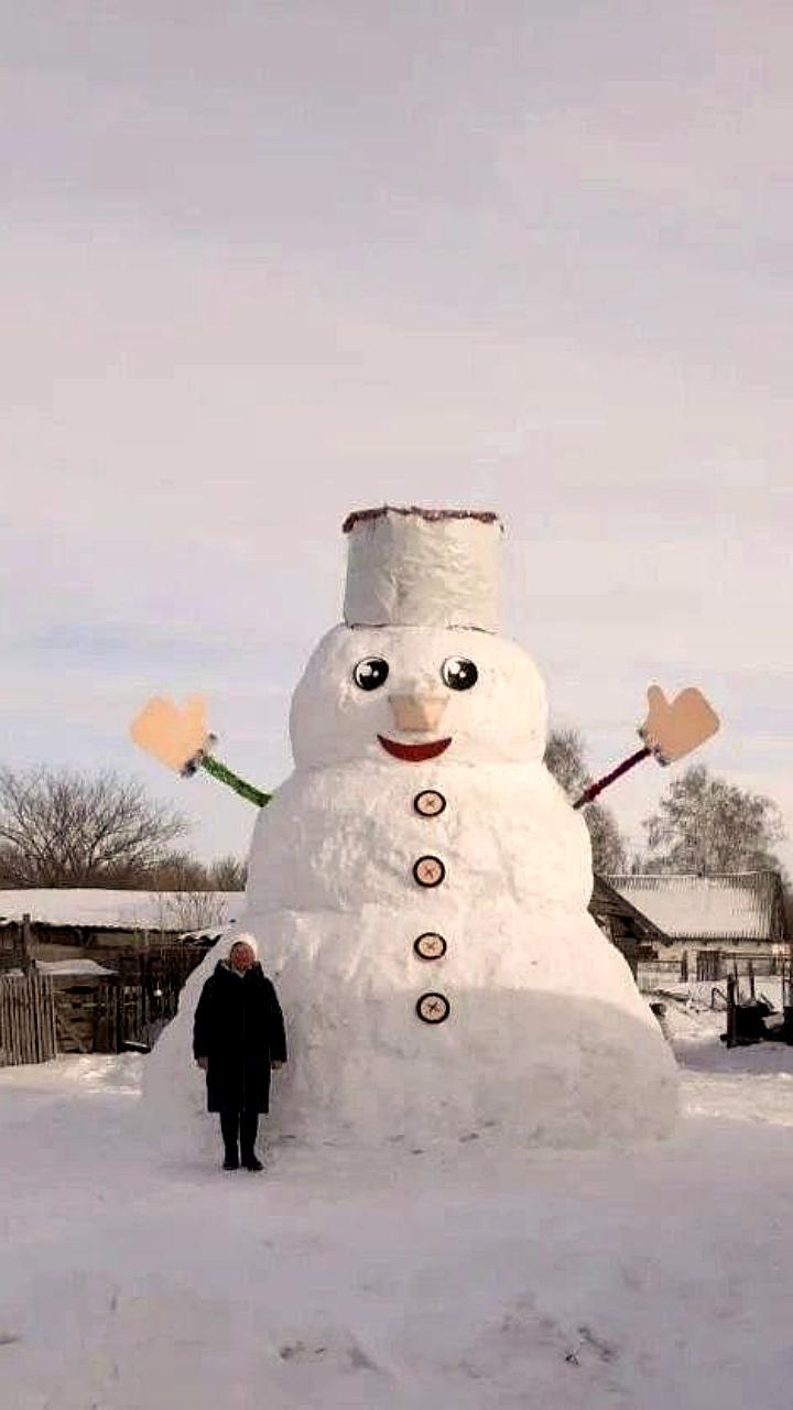 Жители Курьинского района возвели гигантского снеговика высотой более 5 метров