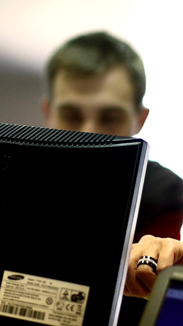 Исследование: Половина россиян работает с недомоганием, работодатели экономят на больничных