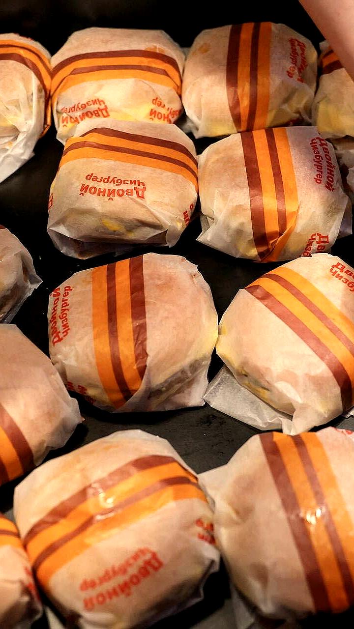 В Москве и Екатеринбурге зафиксированы рекордные заказы в 'Вкусно и точка' на Новый год