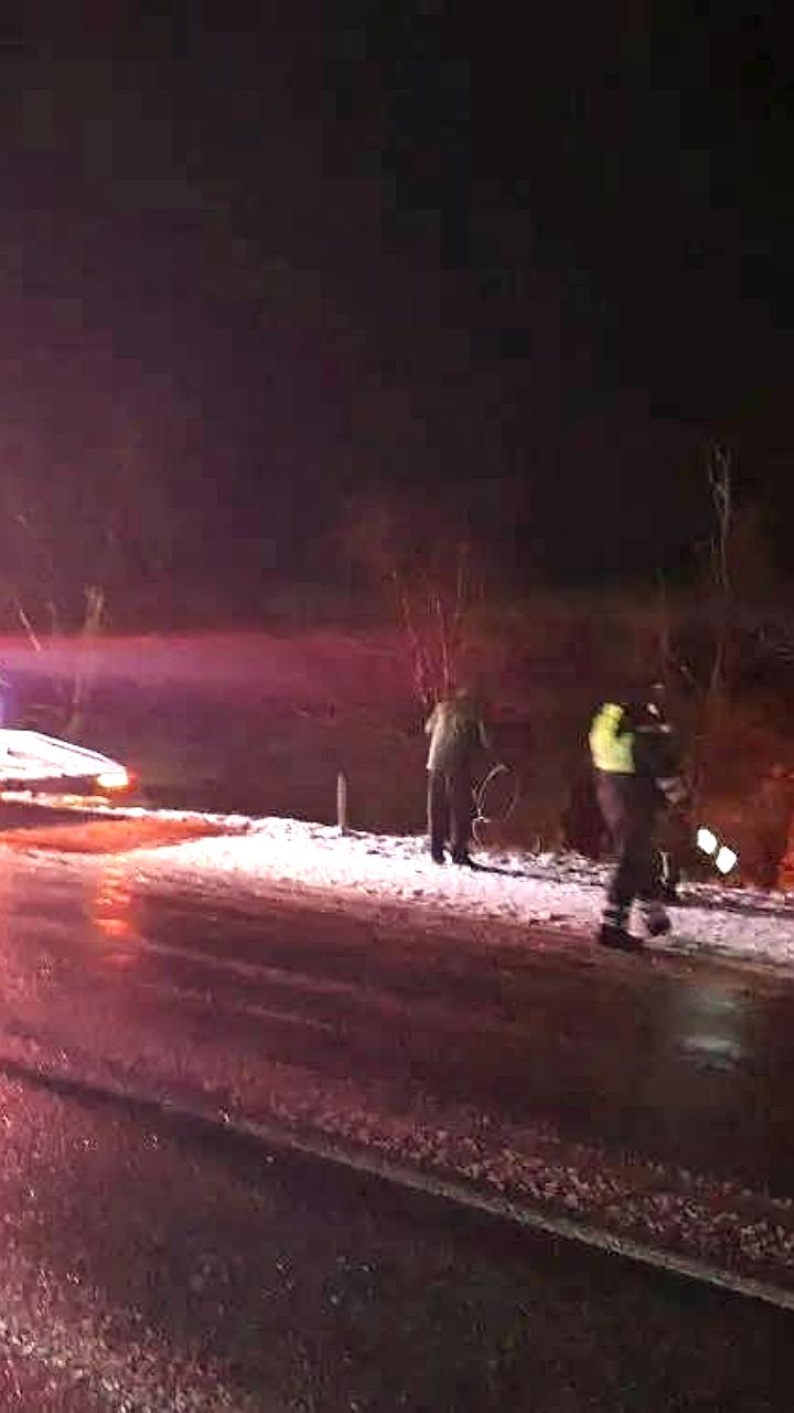 Полицейские помогают водителям, застрявшим в снегу на дорогах