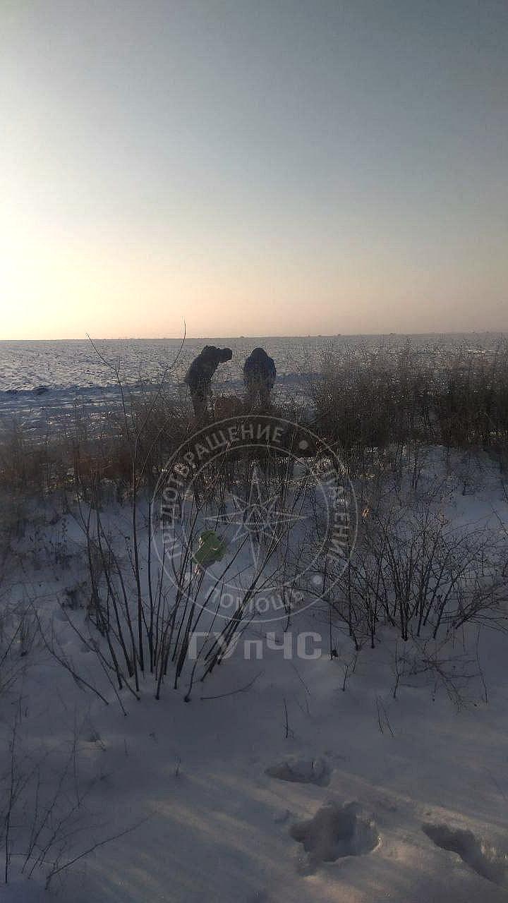 Спасение мужчин подо льдом: полицейский в Хакасии и водолаз в Тракае