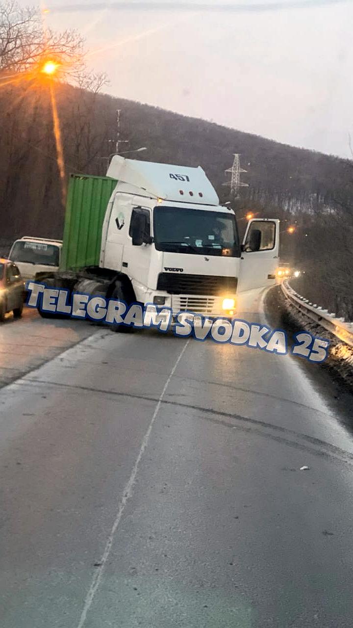 Два инцидента с грузовыми автомобилями в Приморье: ДТП и несчастный случай на ремонте
