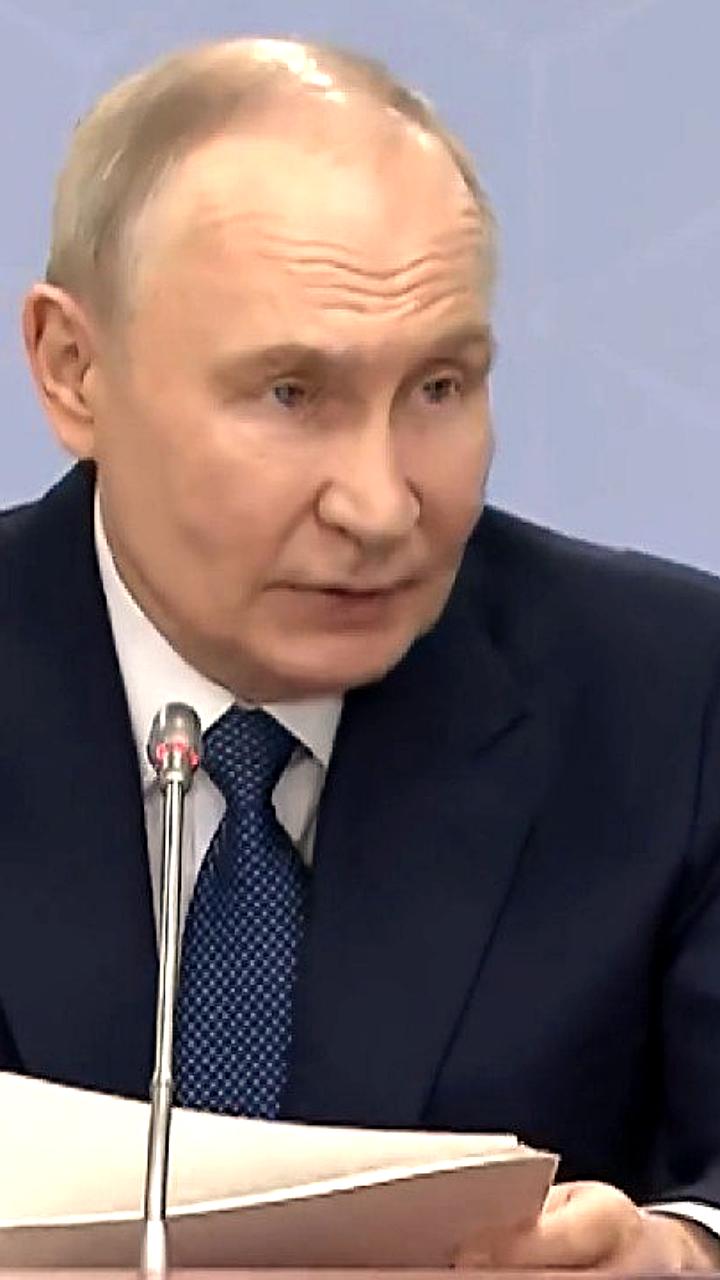 Владимир Путин анонсировал международный транспортно-логистический форум в Петербурге на апрель 2026 года