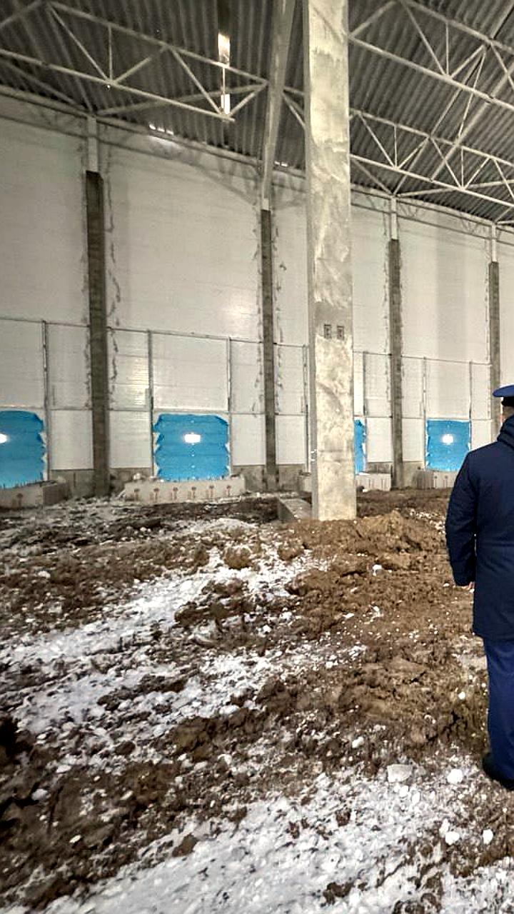 Падение рабочего с крыши в Калужской области: трагический инцидент во время уборки снега