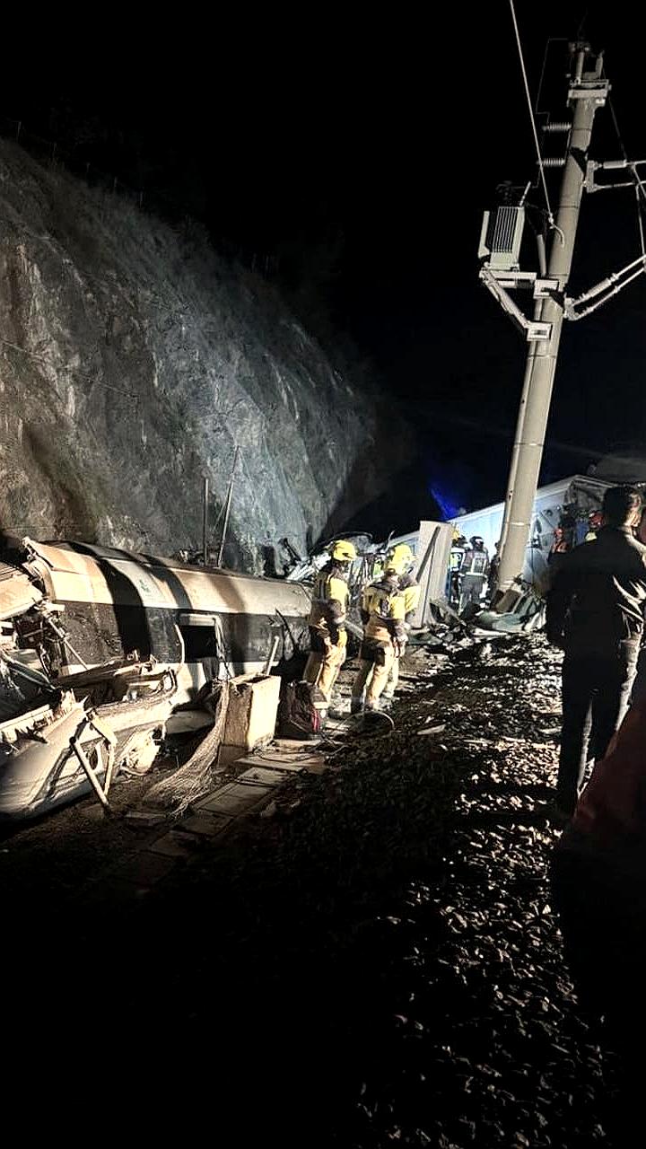 Число жертв крушения поездов в Испании возросло до 21