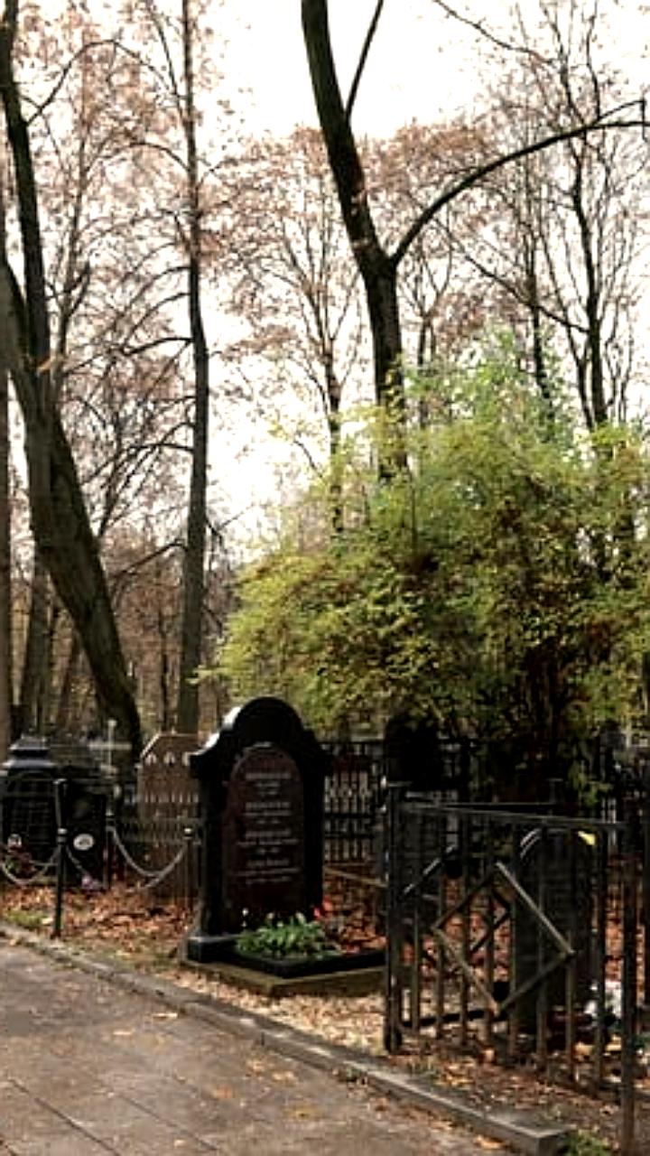 Смерть поклонницы Виктора Цоя на Богословском кладбище в Петербурге