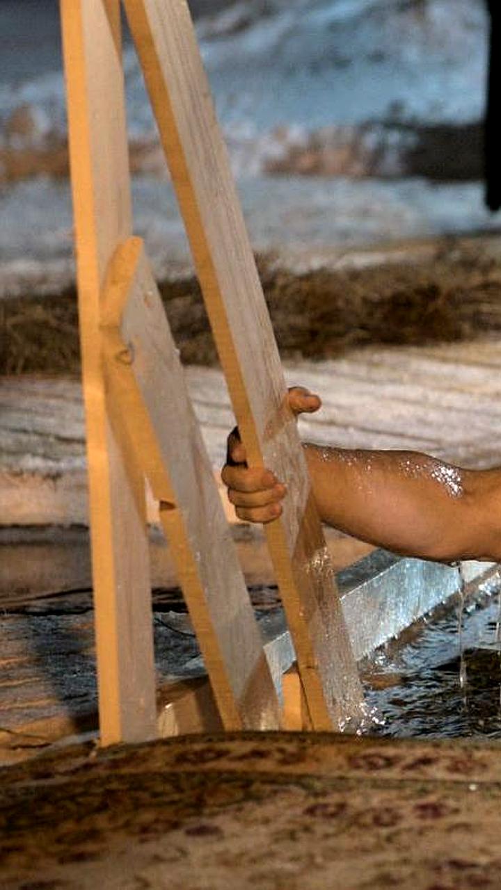 Путин традиционно окунулся в прорубь на Крещение