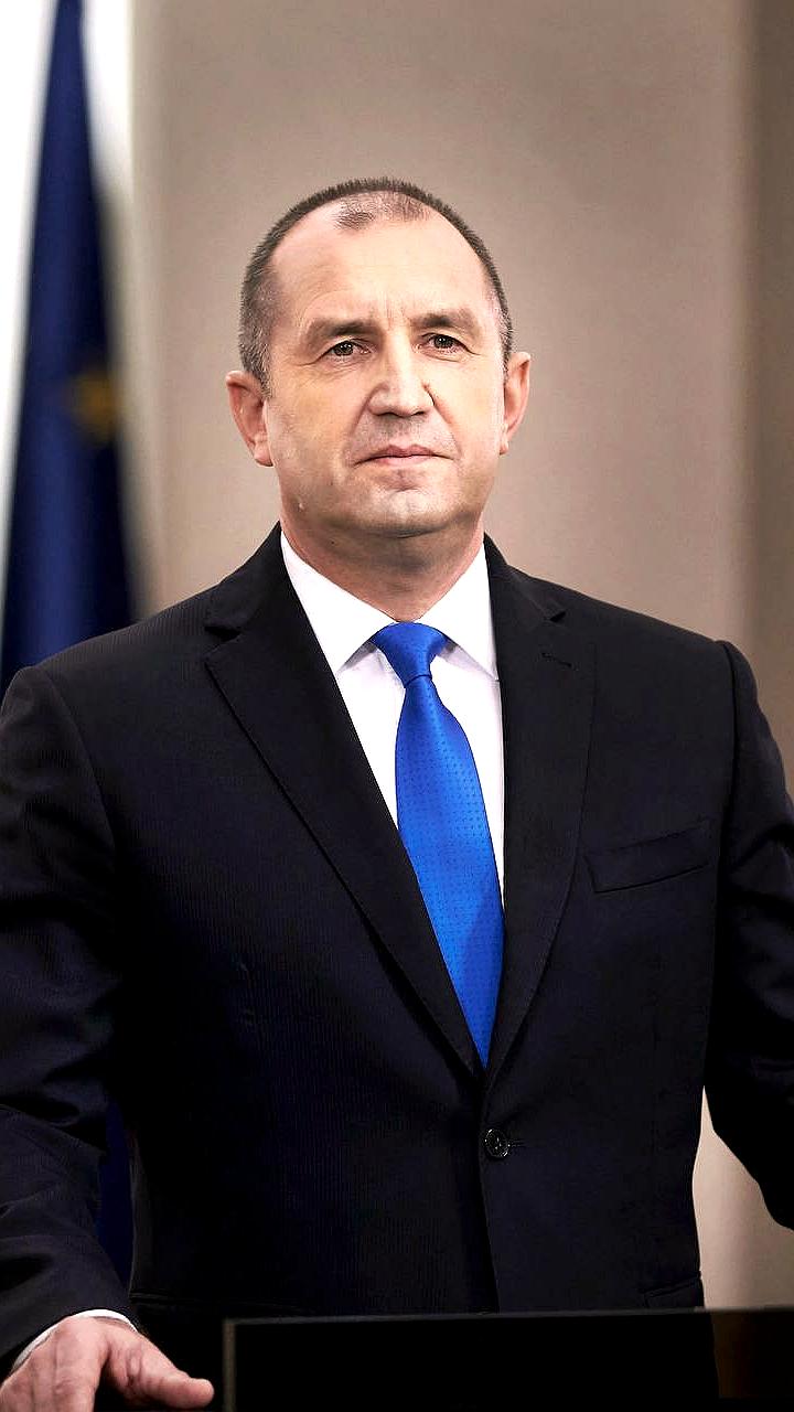 Президент Болгарии Румен Радев объявил об отставке, вице-президент Илияна Йотова станет его преемником