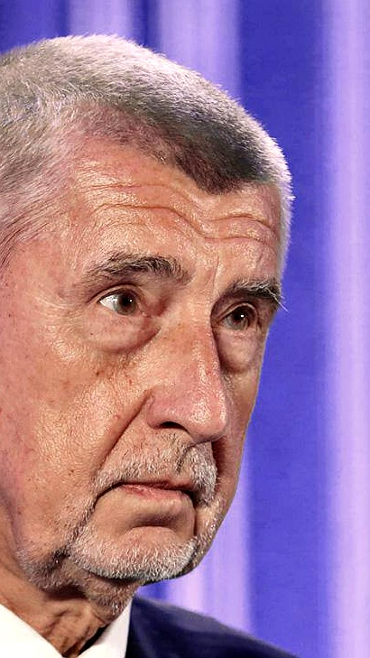 Премьер Чехии Бабиш приобрел глобус для поиска Гренландии