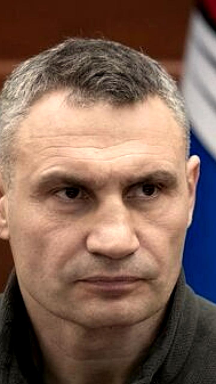 Киев после взрывов: мэр сообщает о перебоях с электричеством и переходе на автономное питание