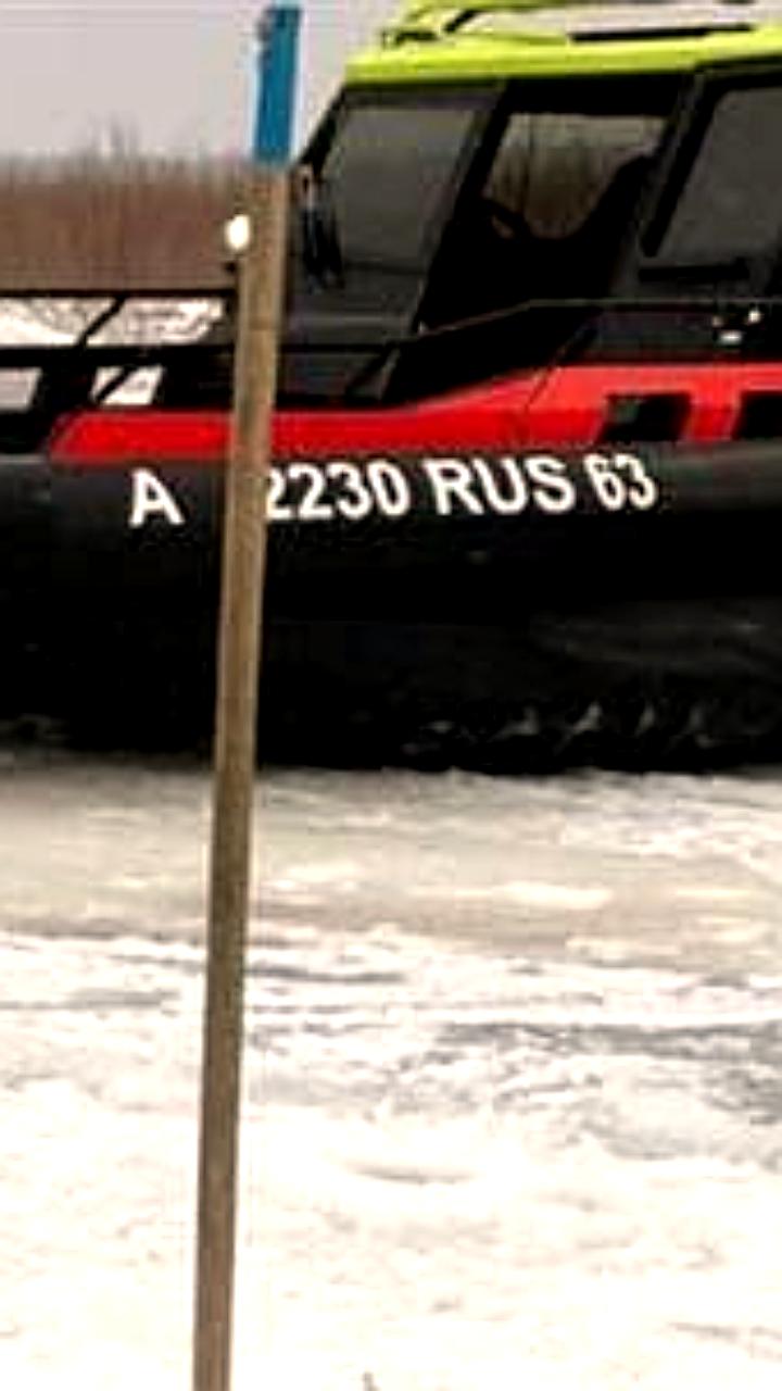 Спасатели эвакуировали травмированного рыбака с Волги