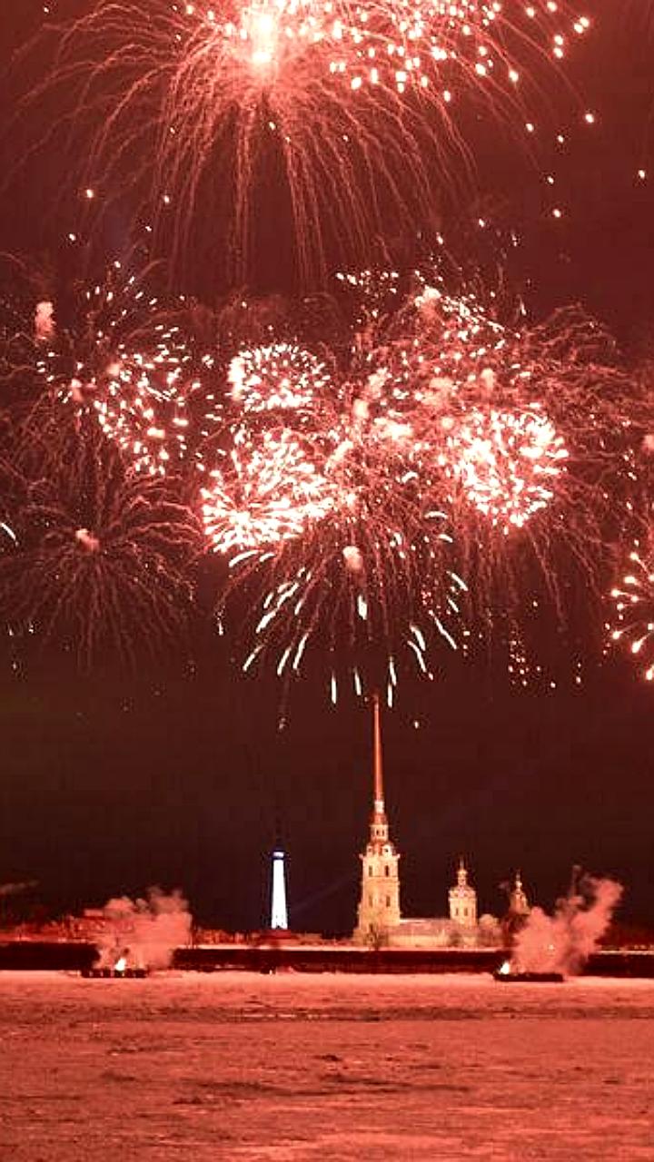Салют в Петербурге в честь полного освобождения Ленинграда