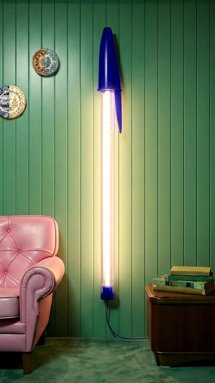 Seletti представляет лампу в виде гигантской ручки Bic к 75-летию