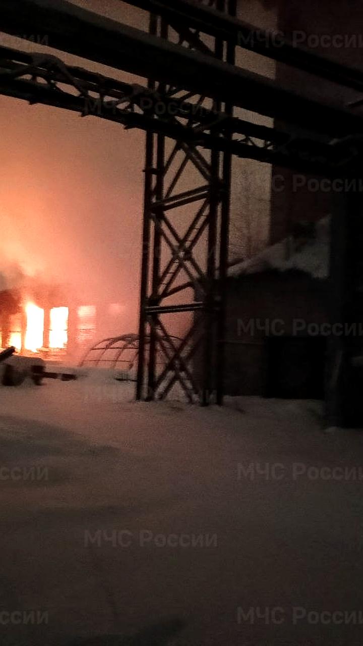 Площадь пожара на складе в Подмосковье увеличилась до 10 тысяч квадратов