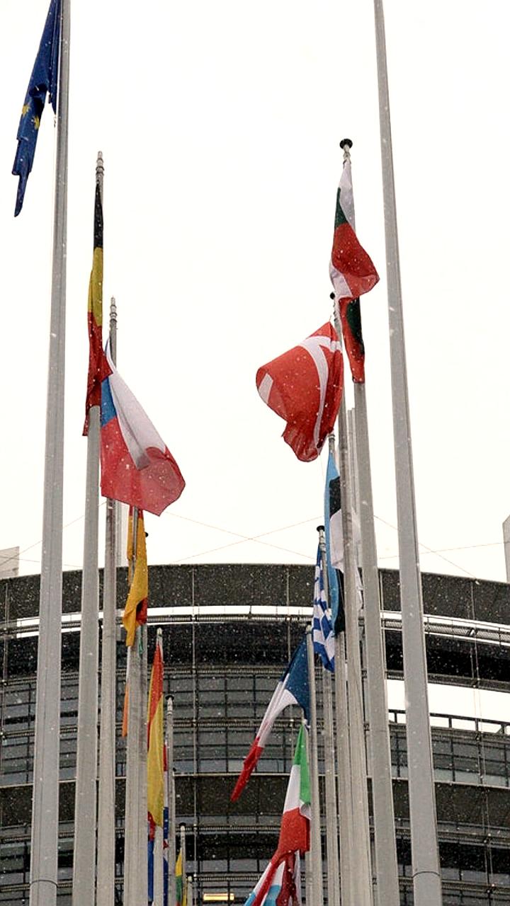 Европарламент готовится к голосованию по кредиту Украине на 90 миллиардов евро