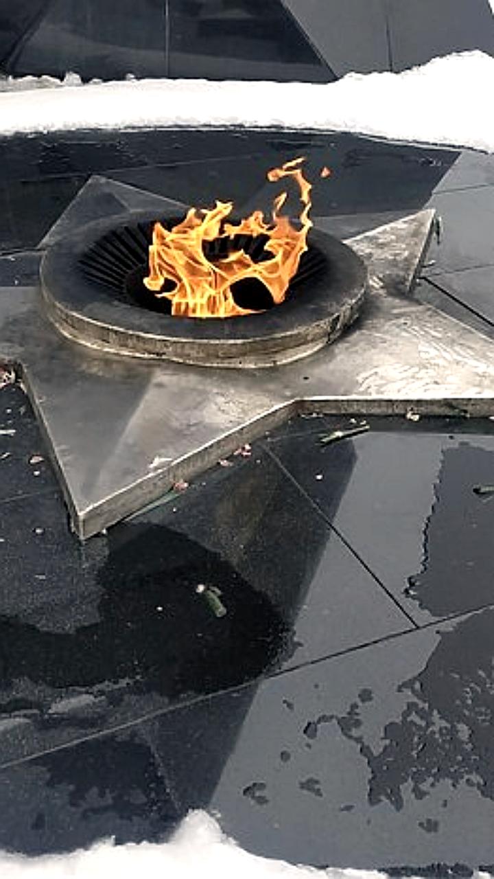 В Серове женщина затушила Вечный огонь венком, прокуратура начала проверку