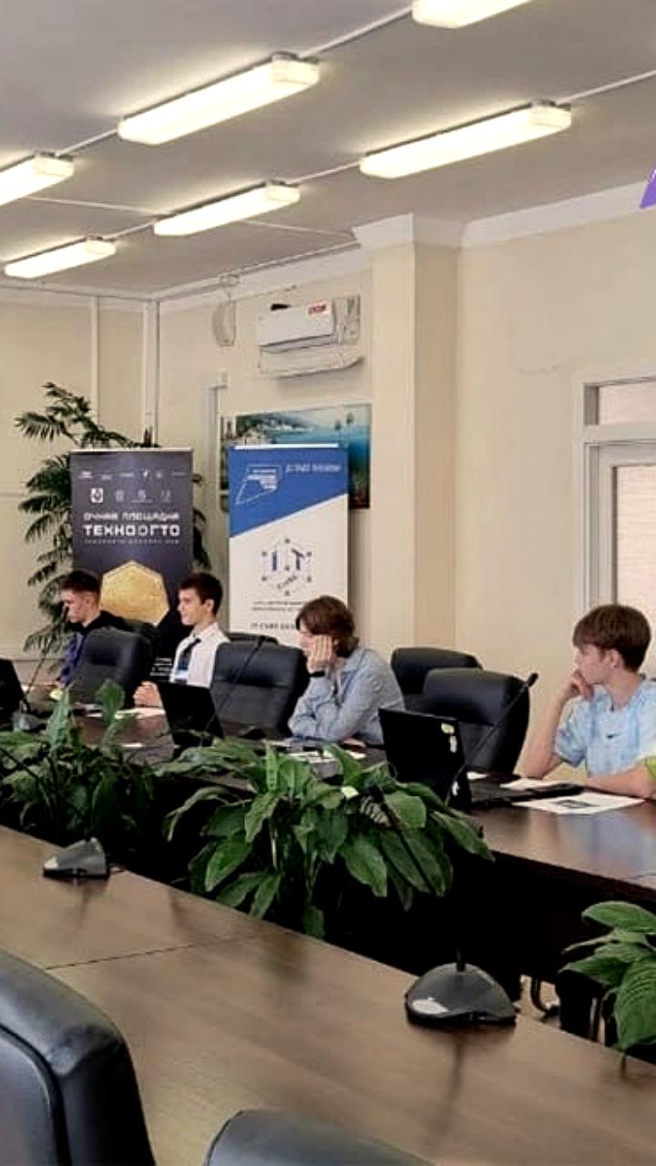 Школьники Хабаровска получили золотые значки ТехноГТО за достижения в электронике и кибербезопасности