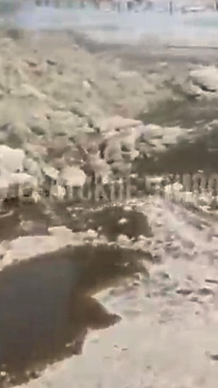 Жители Владивостока самостоятельно очищают ледяные наросты после коммунальной аварии