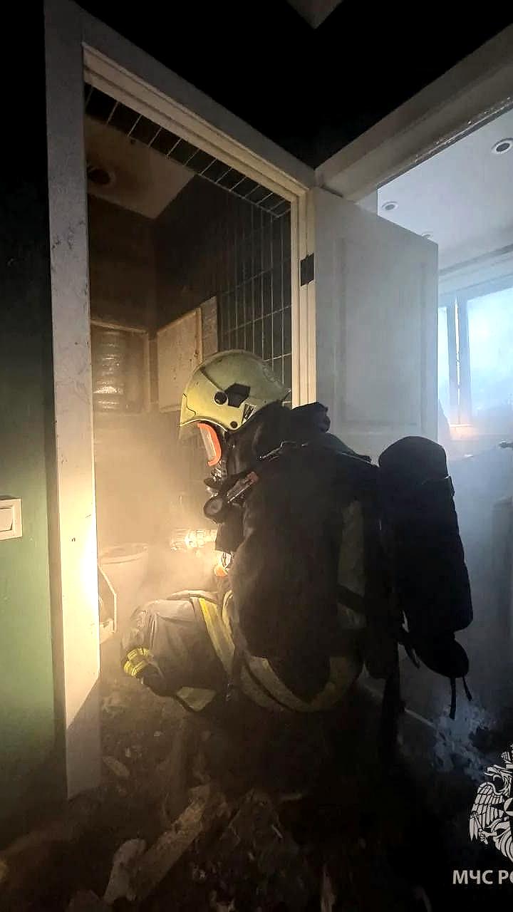 Пожары в жилых домах: экстренные службы успешно ликвидировали возгорания в Норильске и Краснодаре