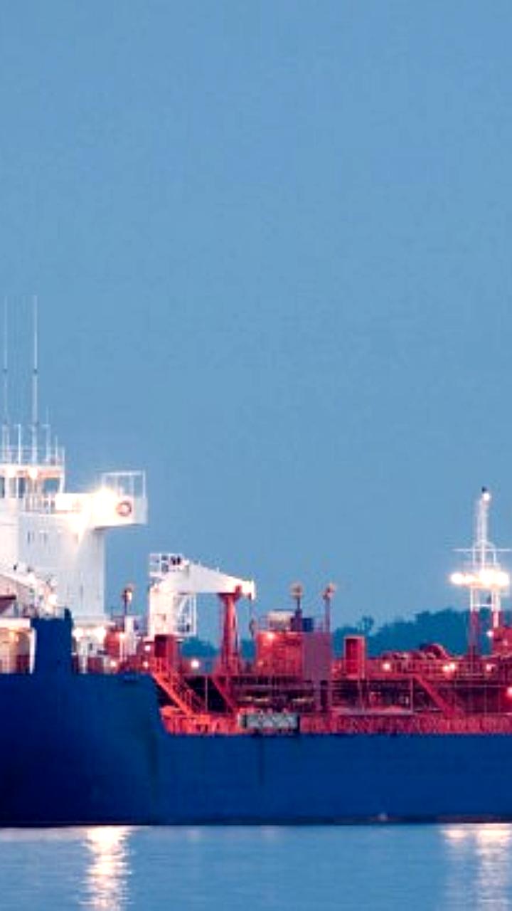 Танкер Прогресс дрейфует в Средиземном море с грузом нефти