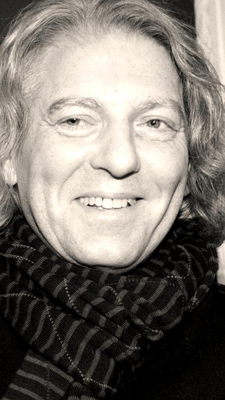 Скончался телеведущий и продюсер Александр Олейников в возрасте 60 лет