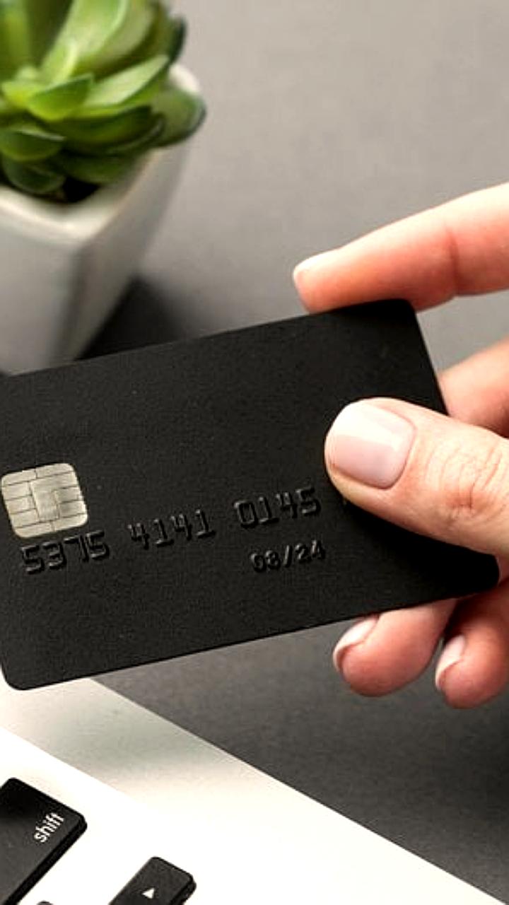 Снижение использования банковских карт в России: рост платежей через биометрию и QR-коды