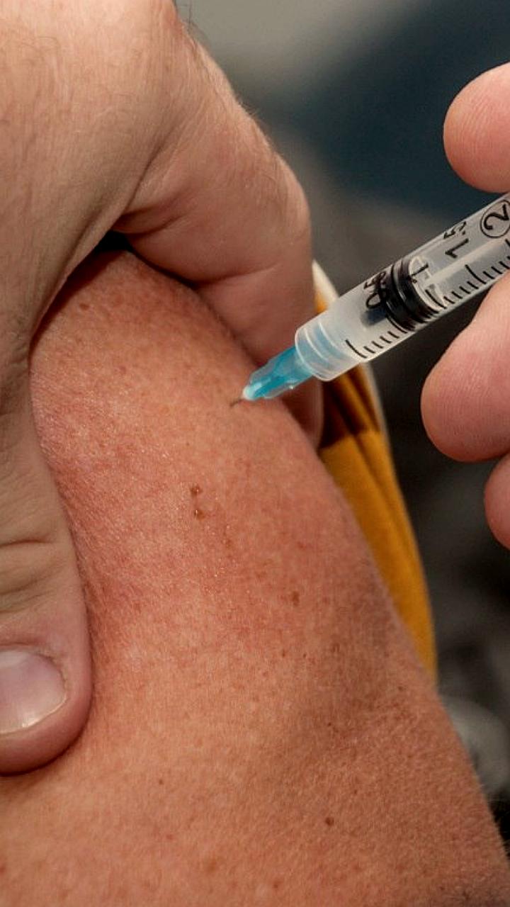 Долинская больница выплатит 200 тысяч рублей за незаконную вакцинацию ребенка