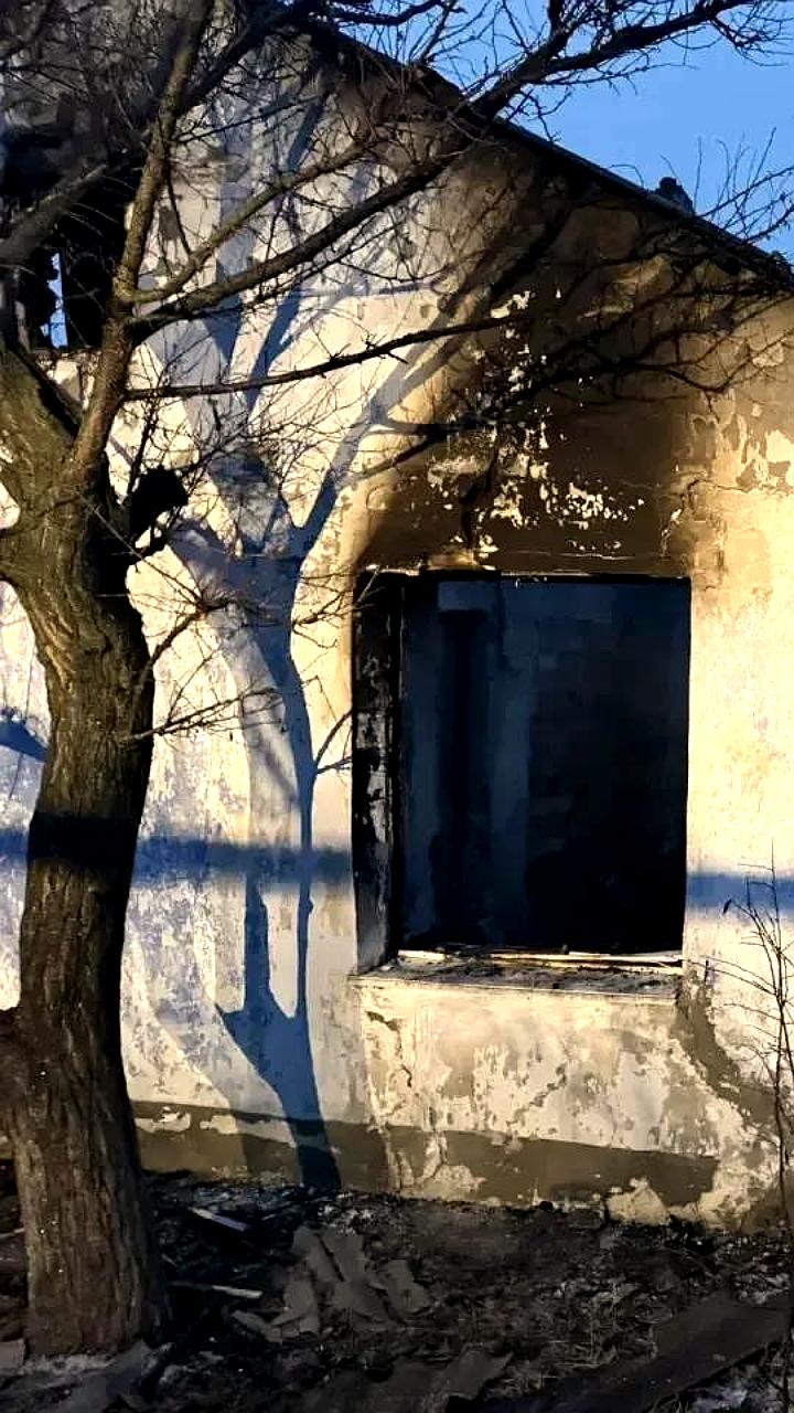 Три человека погибли в результате пожара в Тверской области и Сакском районе