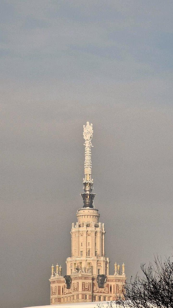 Шпиль здания МГУ покрылся льдом в холодную погоду