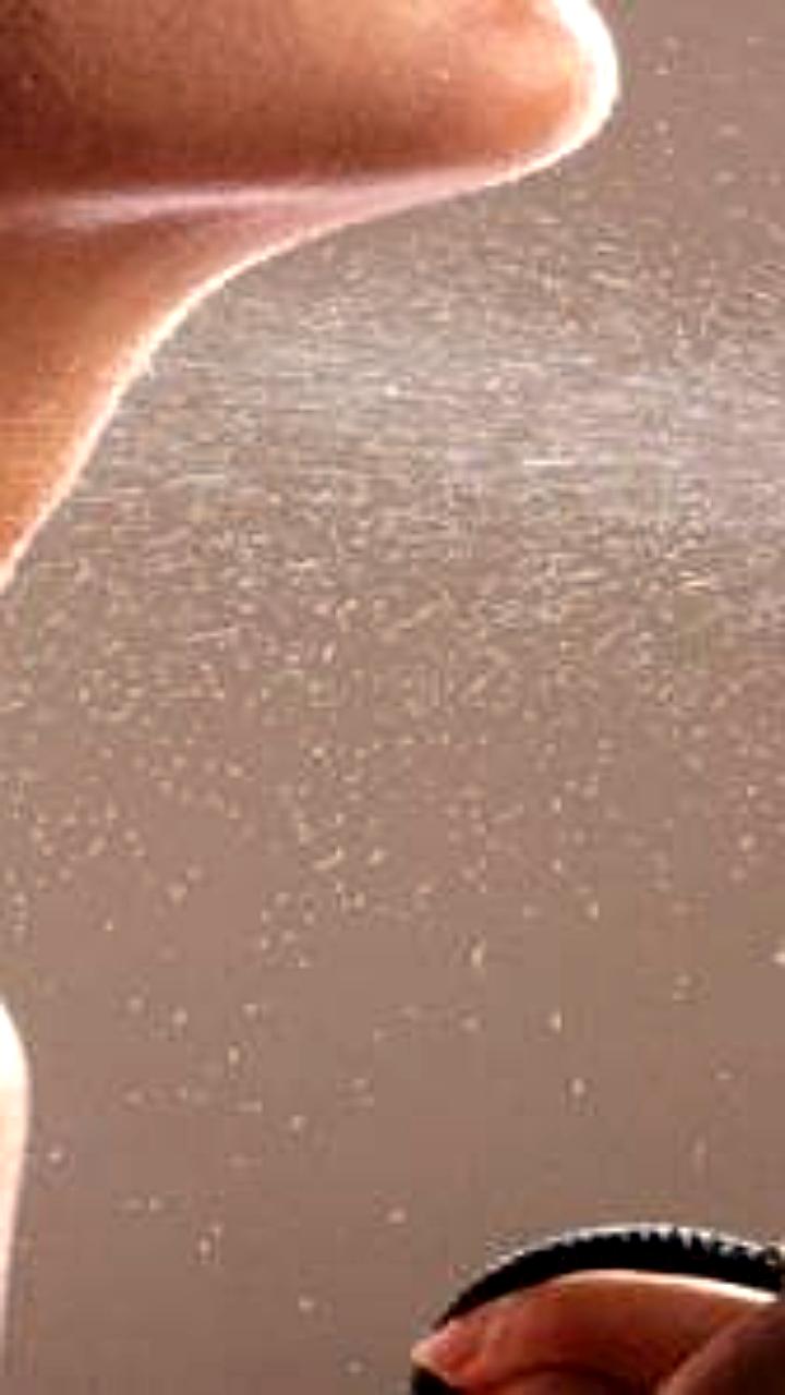 Ученые предупреждают о вреде распыления духов на шею для здоровья щитовидной железы